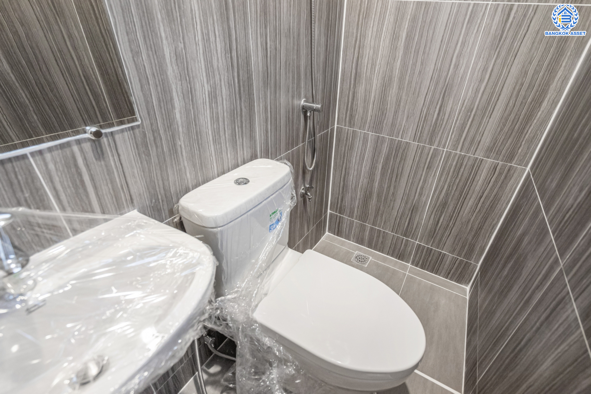 บ้านมือสองตกแต่งใหม่ ม.เศรณี คาซ่า ดอนเมือง บ้านเดี่ยว หลังมุม เนื้อที่ 56.2 ตร.ว. ฟังก์ชันจัดเต็ม 5 ห้องนอน 5 ห้องน้ำ 1 ห้องอเนกประสงค์ จอดรถได้ 2 คัน พร้อมมีพื้นที่สีเขียวที่ให้คุณจัดมุมพักผ่อนเล็กๆ ได้ชิลๆ ราคาคุ้มสุดในย่านนี้! ใกล้สนามบินดอนเมือง, ทางด่วน "ศรีสมาน" และรถไฟฟ้าสายสีแดง "สถานีดอนเมือง"